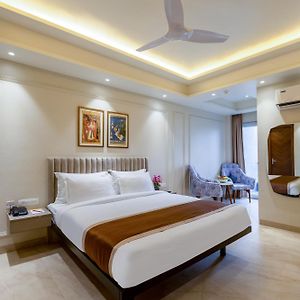 Hotel Silky View Near Delhi Airport